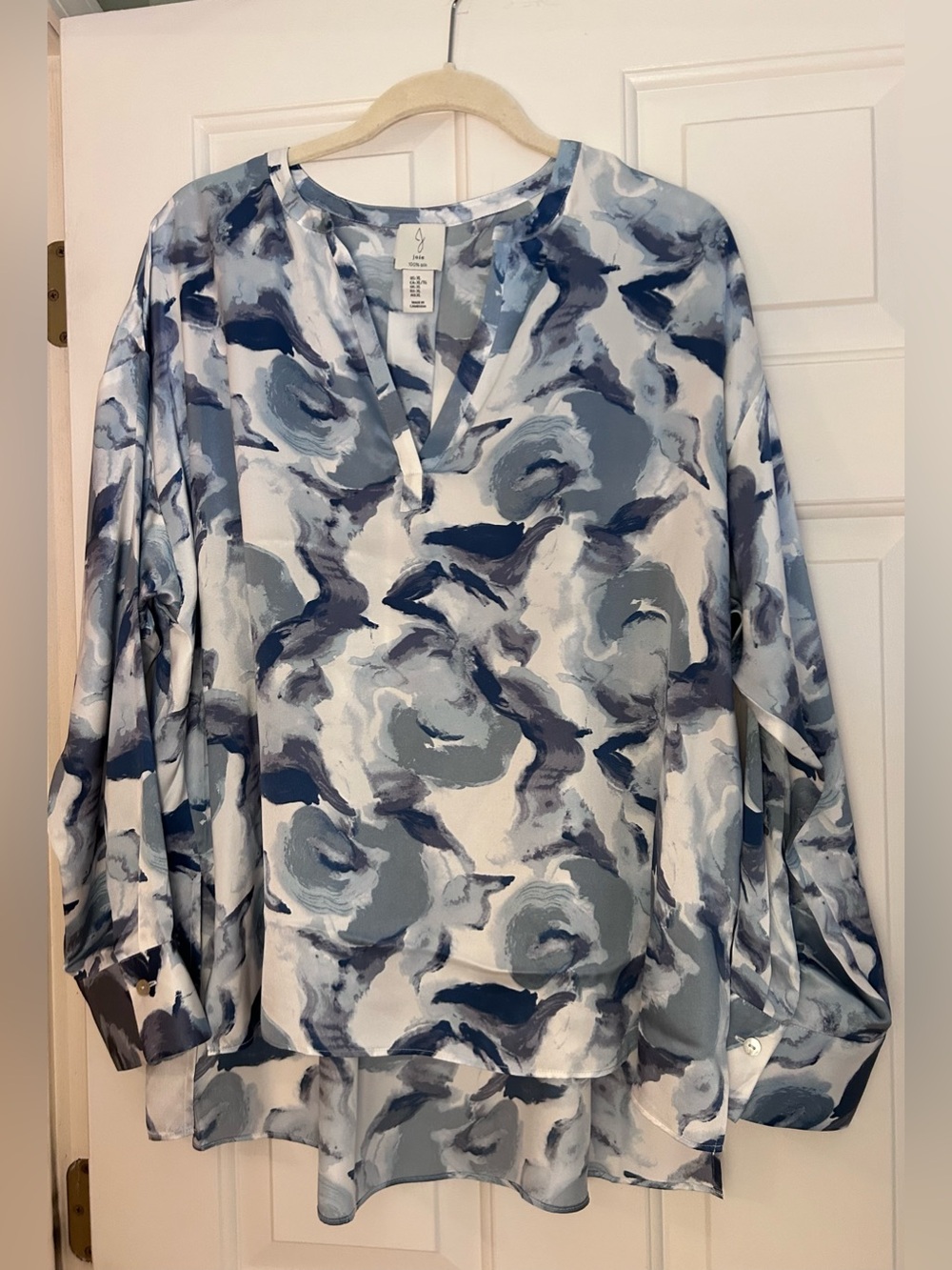 Joie Blue & White V-Neck 100% Silk Blouse. NWOT Sz. XL